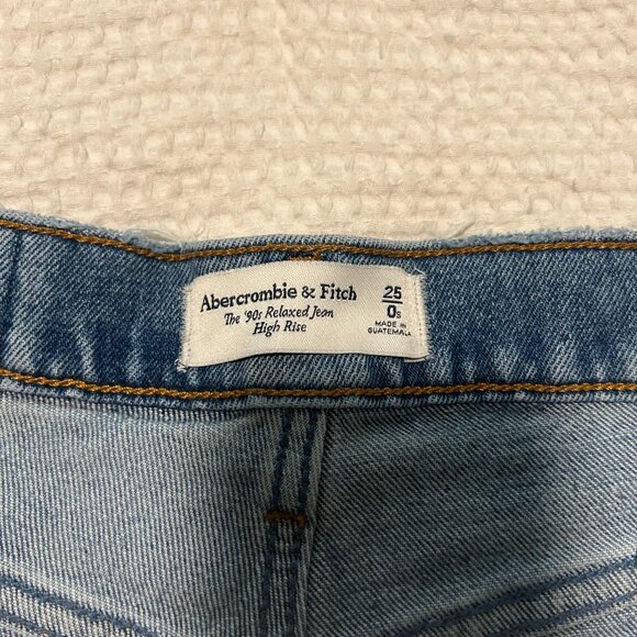 Abercrombie Women's The 90's Relaxed High Rise Jean Size 25/0 Short - Picture 2 of 3